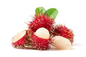 Fresco rambután frutas aislado en blanco antecedentes. Fruta Sureste Asia. foto