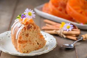 rebanada de bael Fruta pastel decorado con pequeño flores en arriba, dulce y sano postre, foto