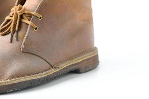 hongo en marrón cuero botas Zapatos aislado en blanco foto