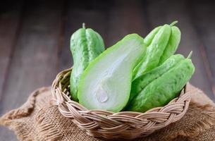 chayote Fruta en bambú cesta, sano comida concepto foto