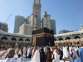 la meca, saudi arabia, feb 2023 - peregrinos desde todas terminado el mundo son ejecutando tawaf en masjid Alabama haram en la meca. foto