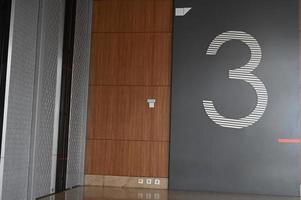 puerta inscrito con un grande número 3 en gris foto