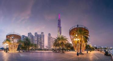 hermosa noche ver con vistoso cielo a punto de referencia 81 - eso es un súper alto rascacielos con desarrollo edificios a lo largo saigon río en Ho chi minh ciudad, Vietnam. foto