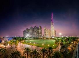 hermosa noche ver con vistoso cielo a punto de referencia 81 - eso es un súper alto rascacielos con desarrollo edificios a lo largo saigon río en Ho chi minh ciudad, Vietnam. foto