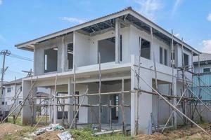 construcción residencial nueva casa con sistema de prefabricación en progreso en el sitio de construcción foto