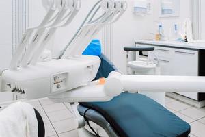 de cerca de dental equipo en odontología clínica. lugar de trabajo y herramientas de dentistas dental silla y quirúrgico instrumentos foto