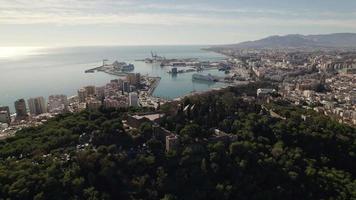 antenne pan van monteren gibralfaro kasteel ruïnes, panoramisch haven en stad visie video