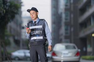 masculino seguridad Guardia utilizando portátil radio foto