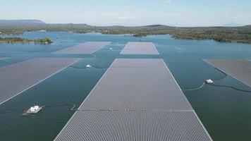 aereo superiore Visualizza di solare pannelli o solare cellule su boa galleggiante nel lago mare o oceano. video
