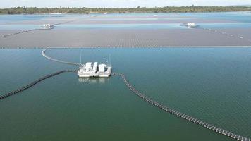 aéreo topo Visão do solar painéis ou solar células em bóia flutuando dentro lago mar ou oceano. video