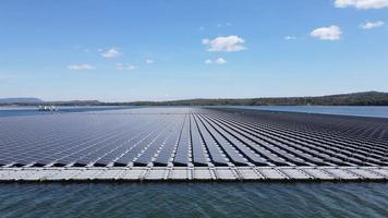 aéreo parte superior ver de solar paneles o solar células en boya flotante en lago mar o océano. video