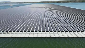 antenne top visie van zonne- panelen of zonne- cellen Aan boei drijvend in meer zee of oceaan. video