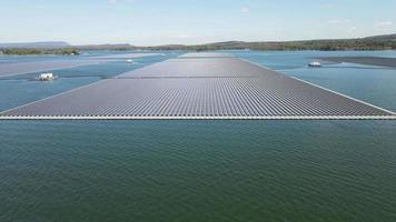 aérien Haut vue de solaire panneaux ou solaire cellules sur bouée flottant dans Lac mer ou océan.