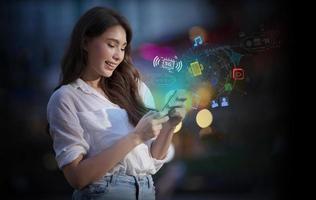 mujer utilizando móvil inteligente teléfono con global red conexión concepto foto