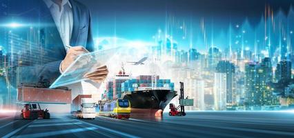 negocio y tecnología digital futuro de carga contenedores logística transporte importar exportar concepto, gerente utilizando tableta en línea rastreo controlar entrega distribución en mapa ciudad antecedentes foto