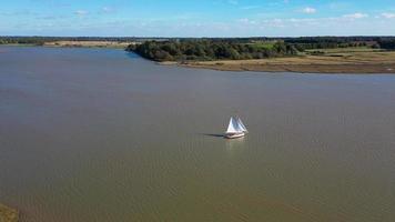 Segelboot im voll segeln auf das Fluss video