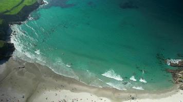 turista destino a praia Delaware caión tropical playa con turquesa Oceano en Galicia, España. aéreo zumbido Disparo video