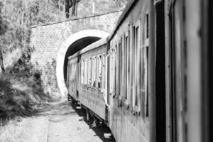 shimla, himachal pradesh, india - 14 de mayo de 2022 - tren de juguete ruta kalka-shimla, moviéndose en ferrocarril a la colina, tren de juguete de kalka a shimla en india entre bosques naturales verdes foto