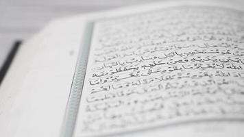 schließen oben von heilig Buch Koran auf Tabelle video