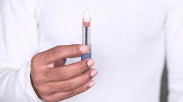 mão segurando canetas de insulina com espaço de cópia, de cima para baixo video