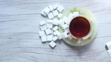 topo Visão do açúcar cubo e chá em mesa video