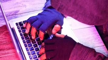 Hacker-Hand, die Daten vom Laptop von oben nach unten stiehlt. video