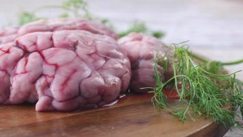 Cerca de cerebro de cordero en una tabla de cortar video