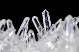 diamantes de imitación de piedra mineral macro en cristales sobre un fondo negro foto