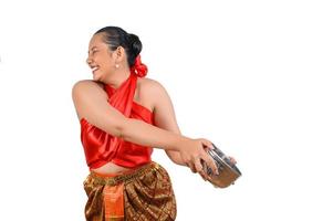 retrato hermosa mujer en el festival de songkran con tazón de agua foto
