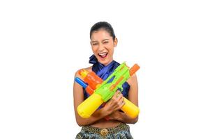 retrato de mujer bonita en el festival de songkran con pistola de agua foto