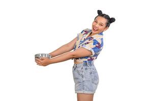 retrato linda mujer en el festival de songkran con tazón de agua foto