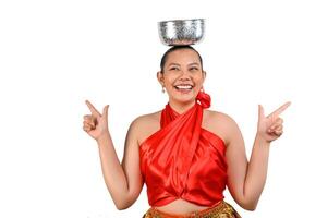 retrato hermosa mujer en el festival de songkran con tazón de agua foto