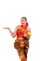 retrato hermosa mujer en el festival de songkran con pistola de agua foto