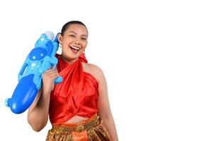 retrato hermosa mujer en el festival de songkran con pistola de agua foto