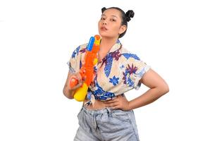 retrato linda mujer en el festival de songkran con pistola de agua foto