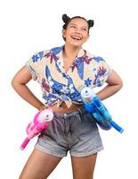 retrato mujer sonriente en el festival de songkran con pistola de agua foto