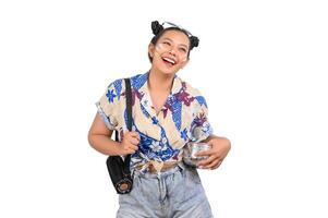 retrato linda mujer en el festival de songkran con tazón de agua foto