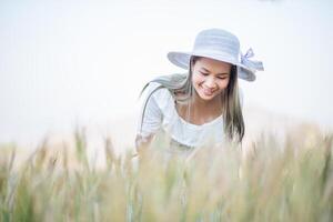 mujer en el sombrero felicidad en la naturaleza foto