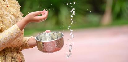 hembra manos participación agua cuenco en Songkran festival foto