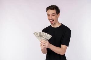 retrato de un hombre alegre con billetes de dólar sobre fondo blanco foto