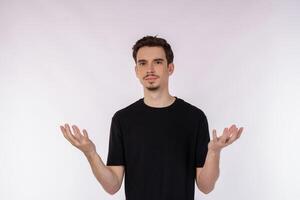 retrato de perplejo despistado joven hombre brazos fuera preguntando por qué qué el problema quien se preocupa entonces qué, yo no lo hagas saber foto