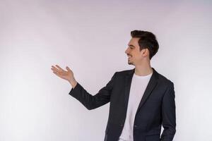 retrato de un joven hombre de negocios feliz y sonriente que presenta y muestra su texto o producto aislado de fondo blanco foto