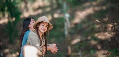 grupo de mujeres jóvenes que buscan una hermosa naturaleza mientras acampan en el bosque foto