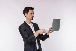 retrato de joven empresario tiene computadora problemas y es participación un ordenador portátil aislado en blanco antecedentes foto