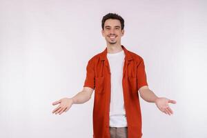 retrato de perplejo despistado joven hombre brazos fuera preguntando por qué qué el problema quien se preocupa entonces qué, yo no lo hagas saber foto