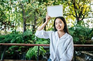 mujer participación blanco pizarron foto