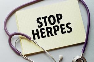 en un púrpura antecedentes un estetoscopio con amarillo lista con texto detener herpes foto