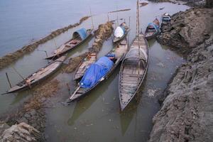 paisaje ver de algunos de madera pescar barcos en el apuntalar de el padma río en Bangladesh foto