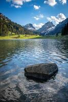un montaña lago en Suiza con azul cielo foto