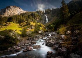 un pueblo en Suiza Derecha siguiente a un cascada foto